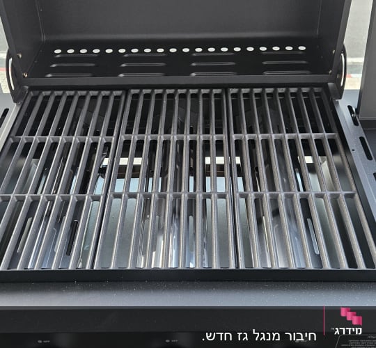גריל גז עם כירת צד ומכסה פתוח